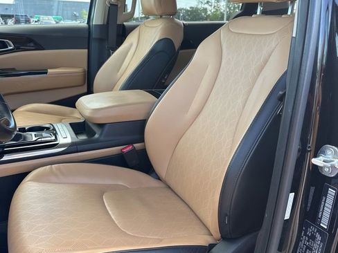Used 2024 Kia Carnival EX FWD image 18