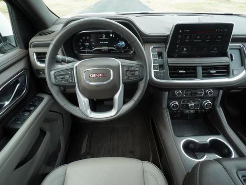 Used 2024 GMC Yukon SLT w/ SLT Premium Package image 16