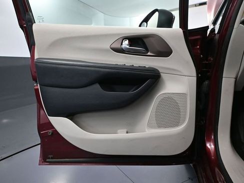 Used 2021 Chrysler Voyager LX image 18