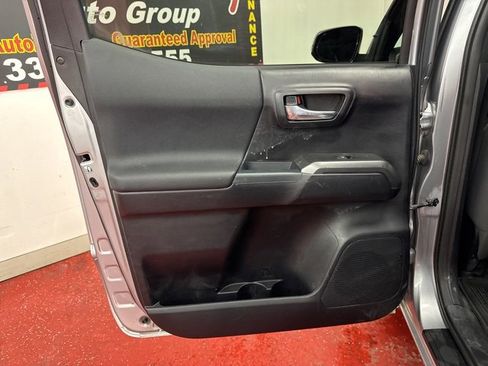 Used 2017 Toyota Tacoma TRD Off-Road image 37