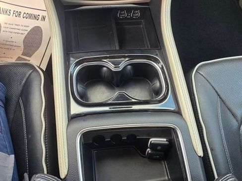 Used 2023 Chrysler Pacifica Limited FWD image 19