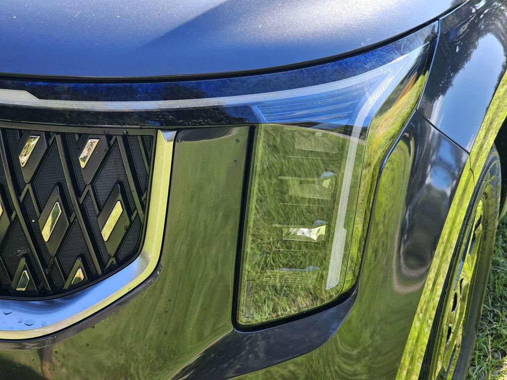 Used 2025 Kia Carnival FWD image 9