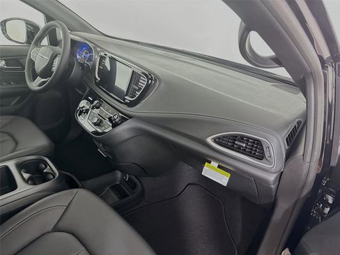 New 2026 Chrysler Pacifica Select image 31