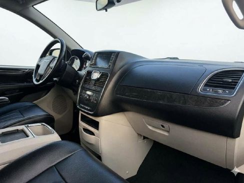 Used 2014 Chrysler Town & Country Touring image 17