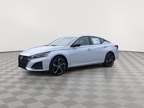 Certified 2025 Nissan Altima 2.5 SR image 5