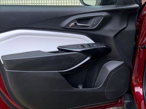 Used 2025 Chevrolet Trax LT w/ LT Convenience Package image 24