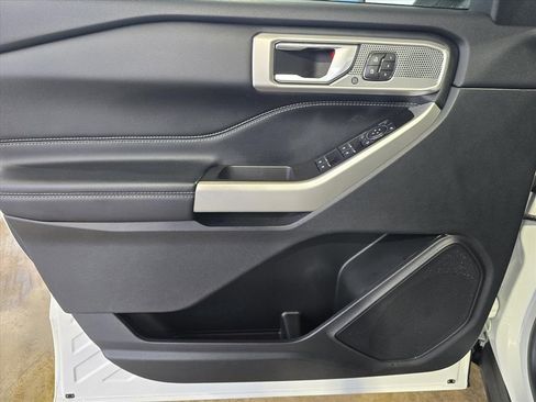 Used 2022 Ford Explorer Limited w/ Equipment Group 301A image 9