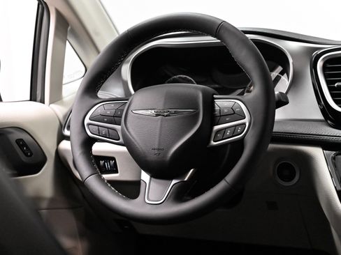 Used 2023 Chrysler Pacifica Touring-L w/ Uconnect Theater Family Group FWD image 45