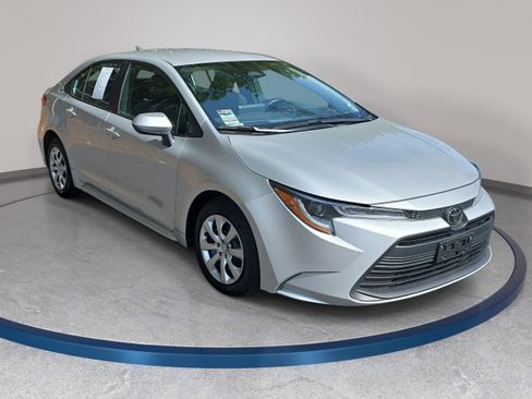 Used 2024 Toyota Corolla LE image 3