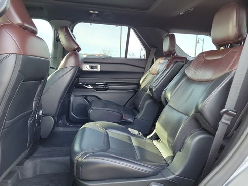 Certified 2021 Ford Explorer Platinum w/ Equipment Group 601A image 11