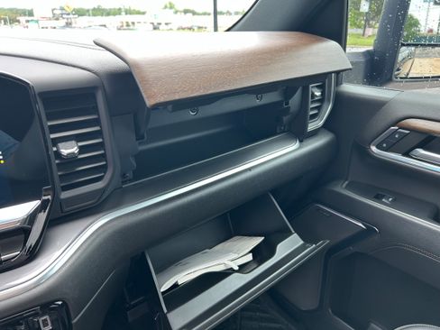 Used 2024 Chevrolet Silverado 2500 High Country w/ High Country Premium Package AWD/4WD image 40