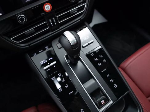 Certified 2026 Porsche Macan AWD/4WD image 29