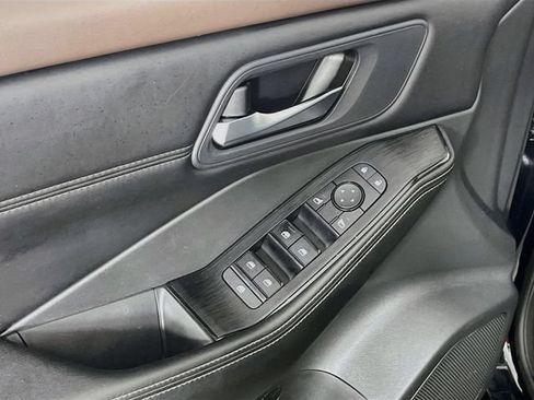 Used 2022 Nissan Rogue SV w/ SV Premium Package FWD image 18