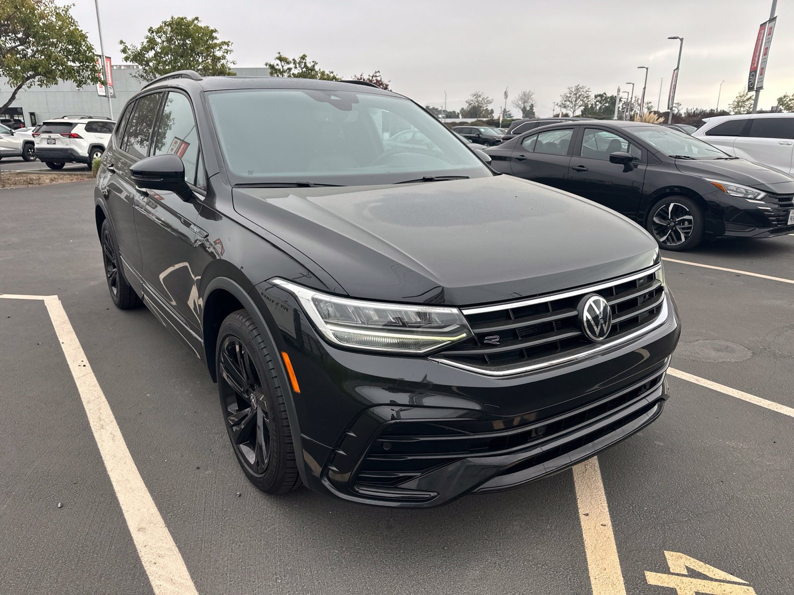 Used 2023 Volkswagen Tiguan SE R-Line FWD image 1