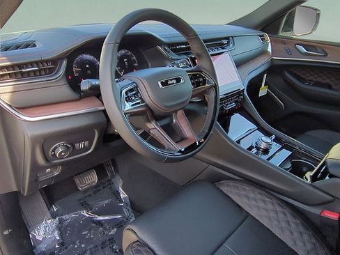 New 2025 Jeep Grand Cherokee L Summit w/ MOPAR Finishing Package AWD/4WD image 11