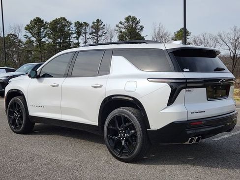 Used 2024 Chevrolet Traverse RS image 3