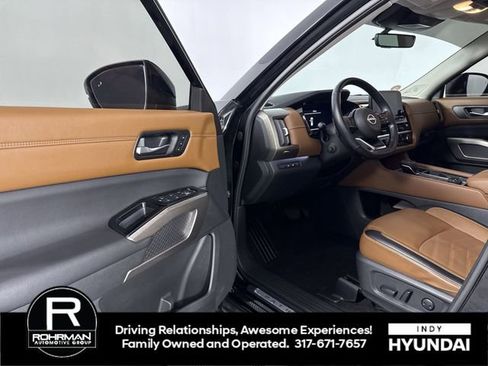Used 2023 Nissan Pathfinder Platinum w/ Cargo Package image 10