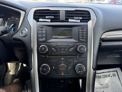 Used 2017 Ford Fusion SE FWD image 15