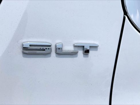 Used 2022 GMC Acadia SLT w/ Preferred Package FWD image 10