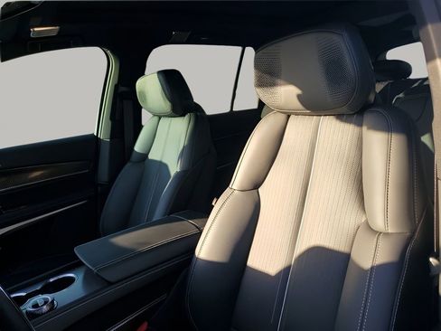 New 2026 Cadillac Vistiq Sport w/ LPO, Floor Liner Package image 31