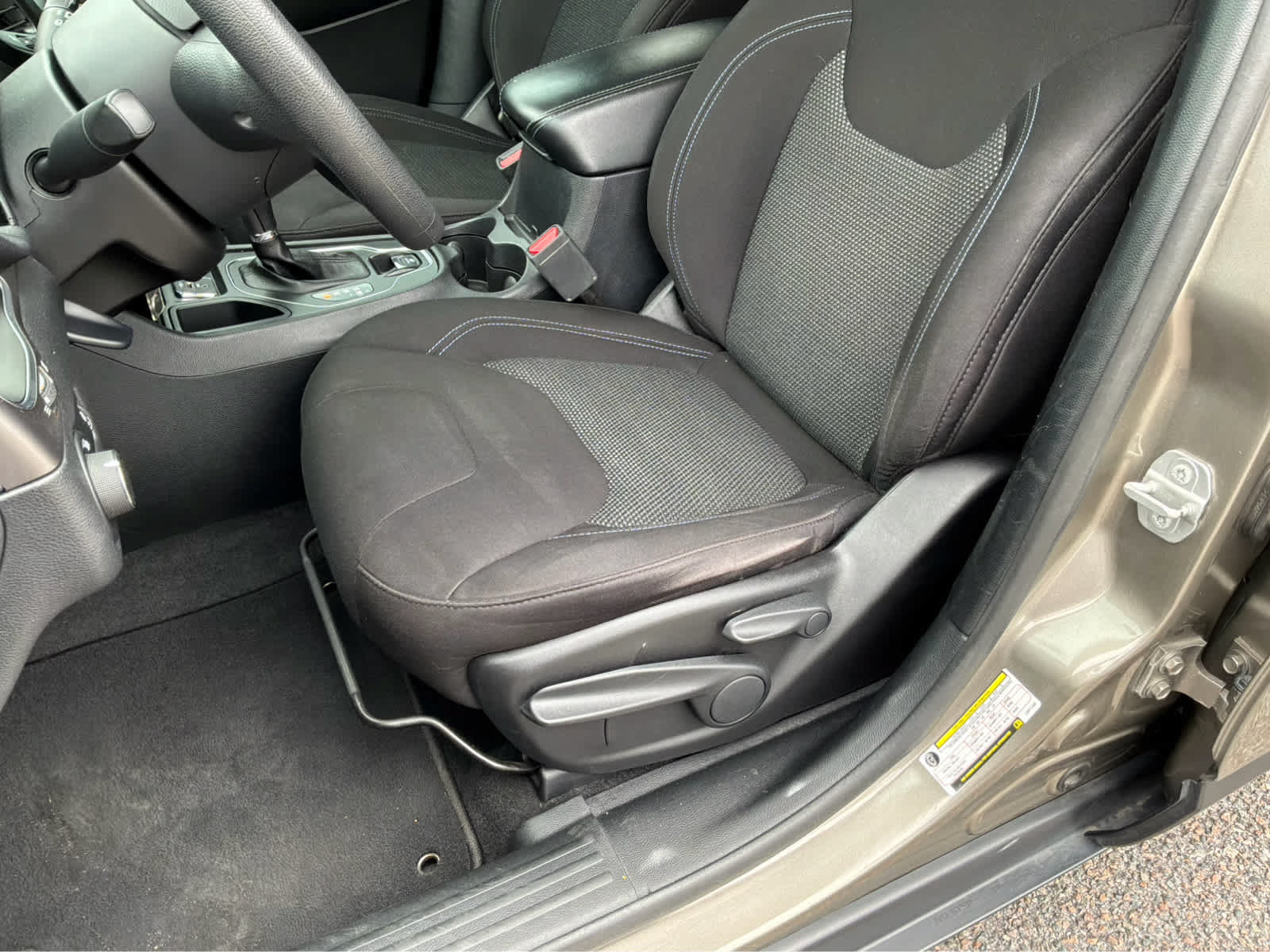 Used 2020 Jeep Cherokee Latitude FWD image 12
