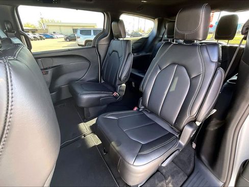 New 2026 Chrysler Pacifica Select image 10