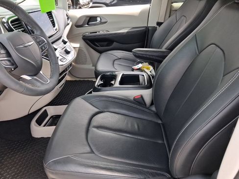 Used 2022 Chrysler Pacifica Touring-L FWD image 18