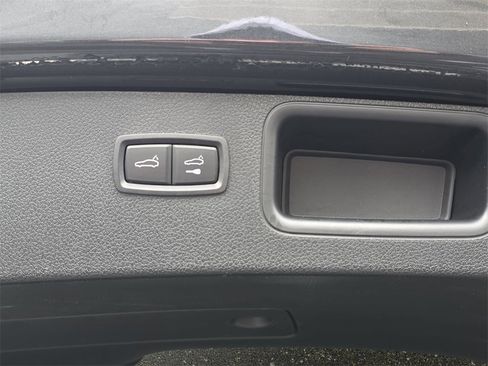 Used 2018 Porsche Macan Base image 13