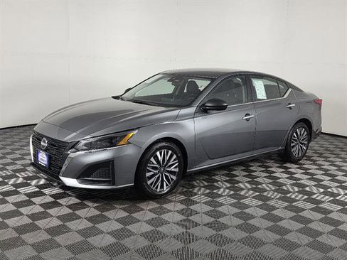 Used 2024 Nissan Altima 2.5 SV FWD image 9