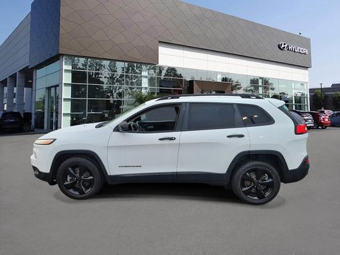 Used 2017 Jeep Cherokee Altitude image 3