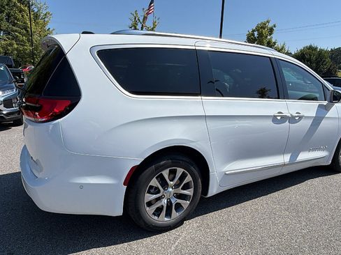 Used 2024 Chrysler Pacifica Pinnacle FWD image 8