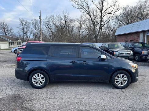 Used 2017 Kia Sedona LX w/ LX Essentials Premium Package image 4