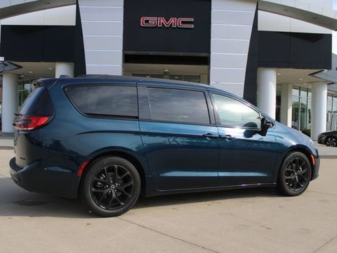 Used 2025 Chrysler Pacifica Limited FWD image 36