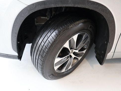 Used 2024 Toyota Highlander XLE AWD/4WD image 41
