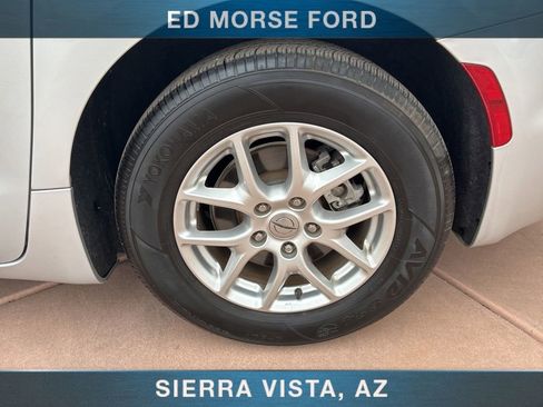 Used 2024 Chrysler Pacifica Touring-L FWD image 45