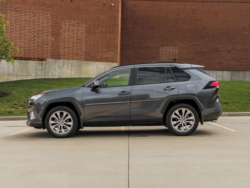 Used 2020 Toyota RAV4 XLE Premium AWD/4WD image 6