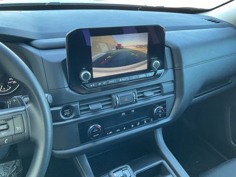 Used 2025 Nissan Pathfinder S image 14