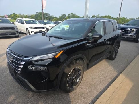 Used 2024 Nissan Rogue SV AWD/4WD image 3
