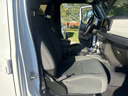Used 2024 Jeep Wrangler Unlimited Sahara w/ Technology Group AWD/4WD image 24