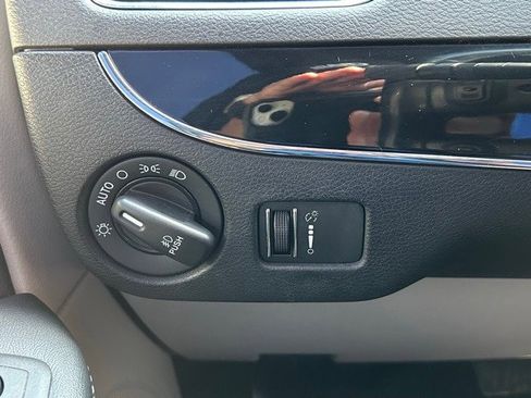 Used 2019 Dodge Grand Caravan SXT image 13