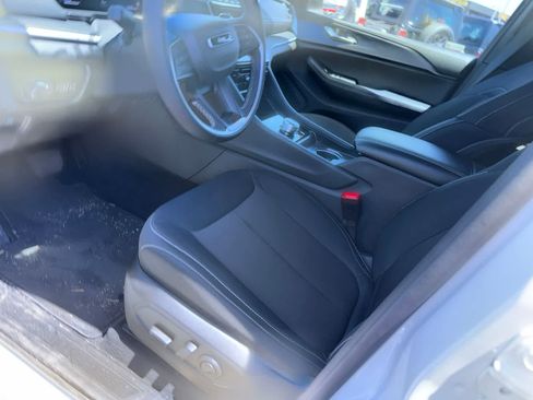 Used 2025 Jeep Grand Cherokee Laredo X RWD image 22