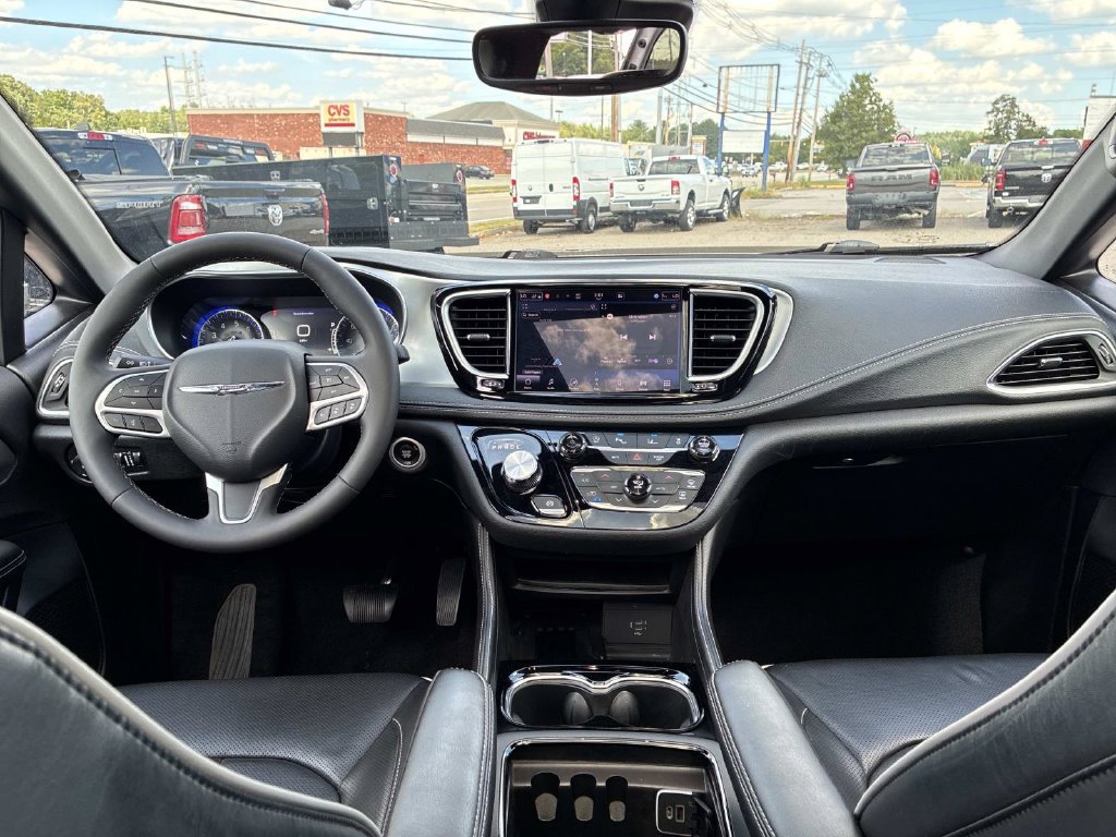 Used 2026 Chrysler Pacifica Limited FWD image 20