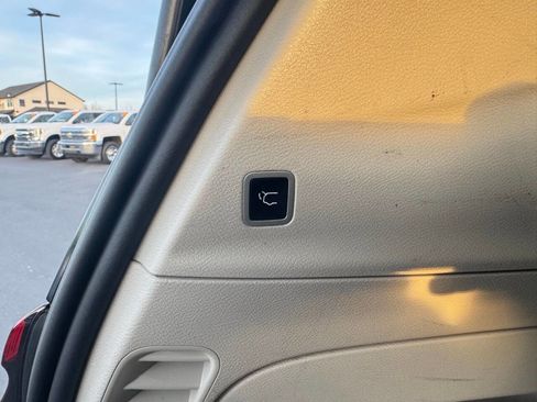 Used 2023 Chrysler Pacifica Touring-L image 9