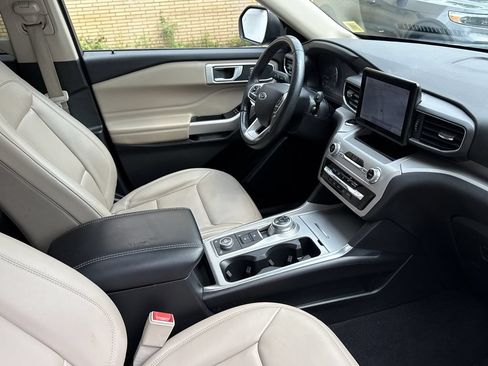 Used 2023 Ford Explorer XLT w/ Equipment Group 202A AWD/4WD image 28