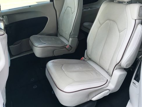 Used 2017 Chrysler Pacifica Limited FWD image 25