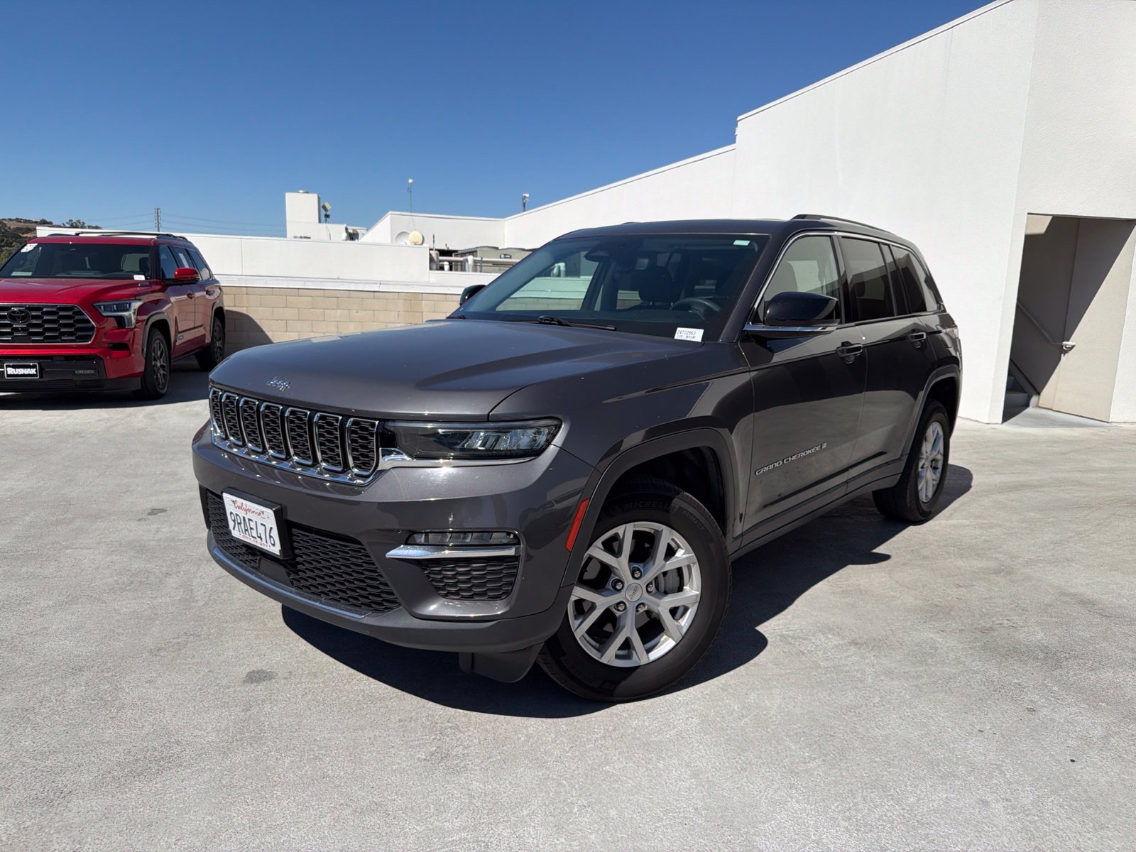 Used 2023 Jeep Grand Cherokee Limited AWD/4WD image 3