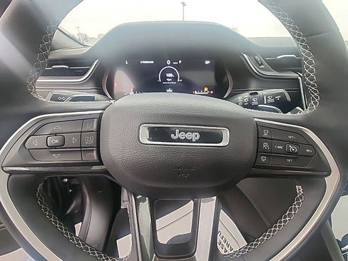 Used 2023 Jeep Grand Cherokee L Laredo image 16