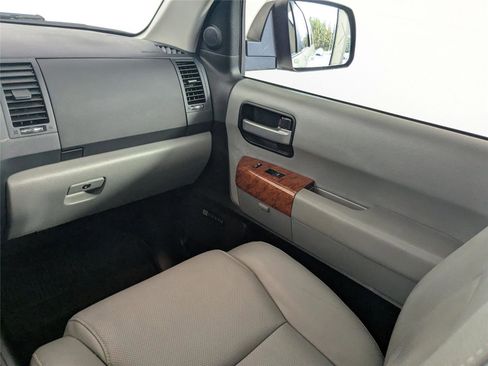 Used 2018 Toyota Sequoia Platinum image 39