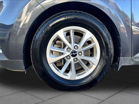 Used 2022 Kia Carnival LX FWD image 11