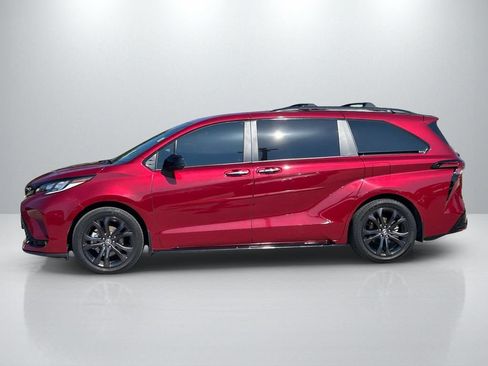 Used 2025 Toyota Sienna XSE FWD image 8